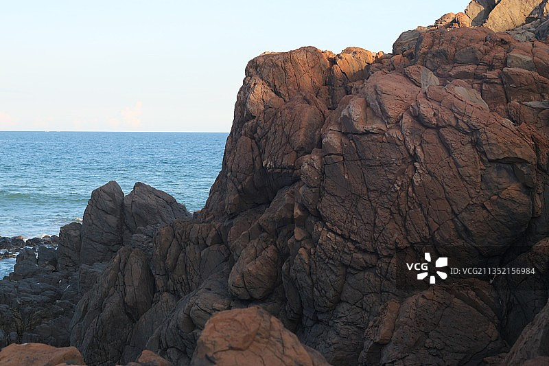海滩岩石与晴朗天空的景色图片素材