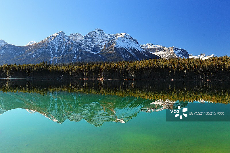 加拿大艾伯塔省湖光山色风光图片素材
