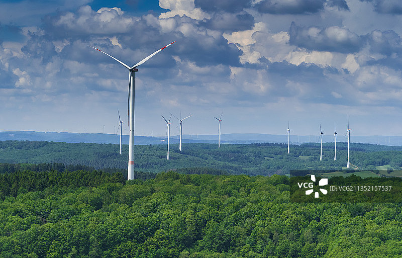 田野上风力涡轮机与天空的景色图片素材