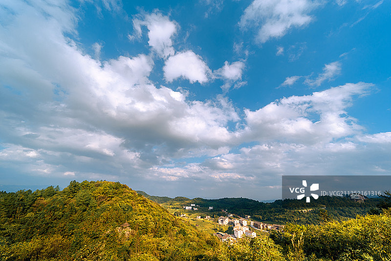蓝天白云下的重庆市武隆区白马山景区乡村景观图片素材