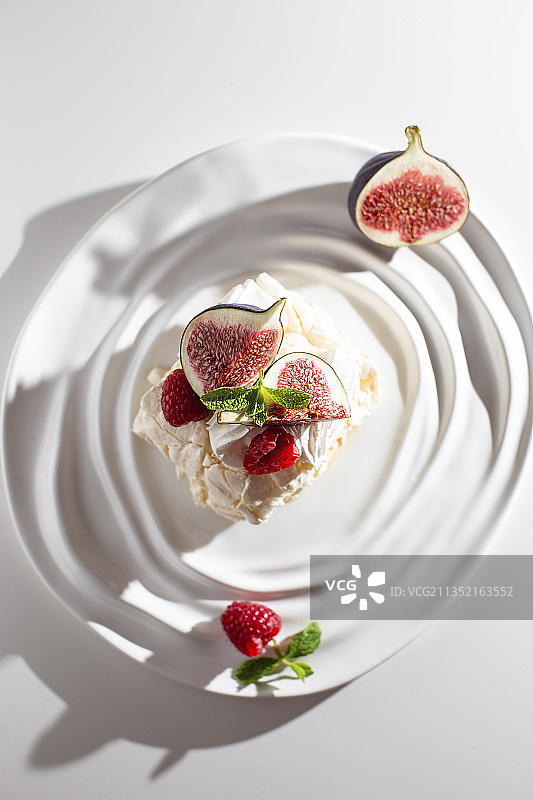 白色背景下盘中甜点的俯视角度照片图片素材