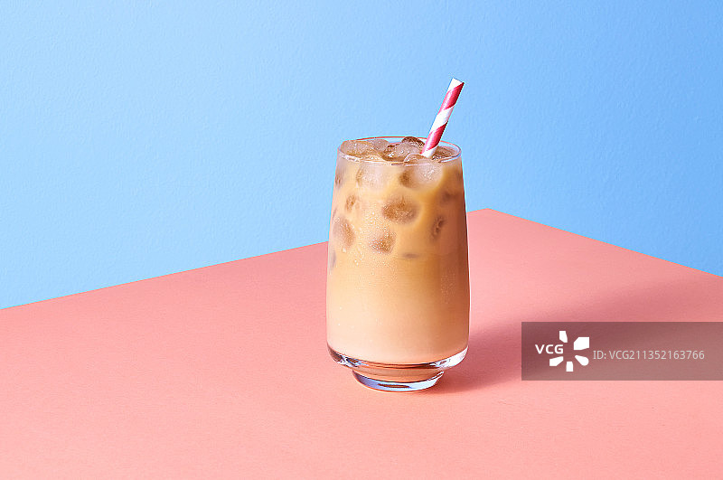 玻璃杯里的饮料在上的特写图片素材
