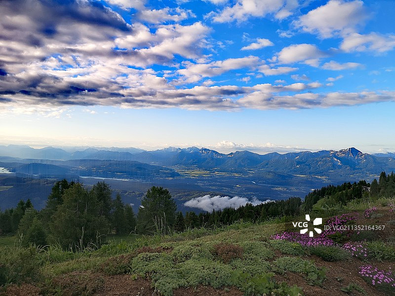 天空衬托下的风景图片素材