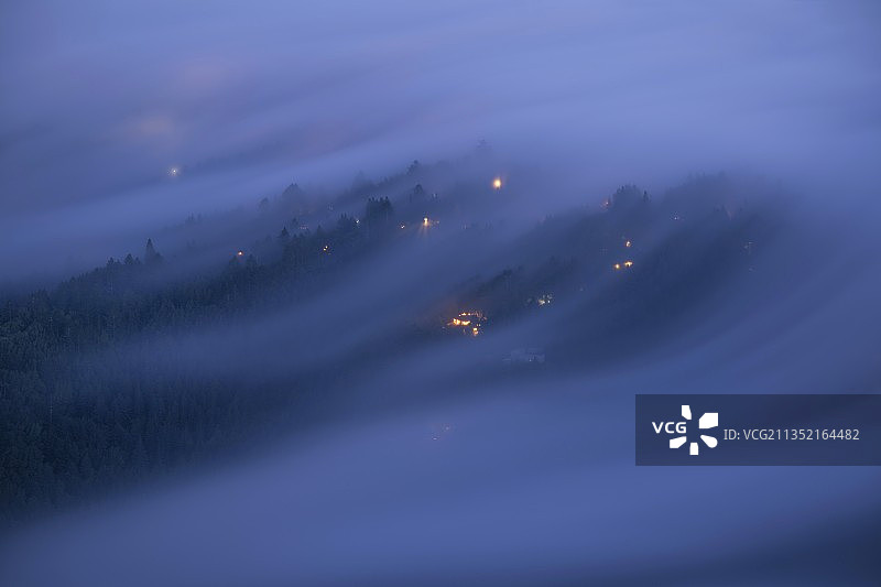 加利福尼亚州马林县夜间灯火通明的城市高角度视图图片素材