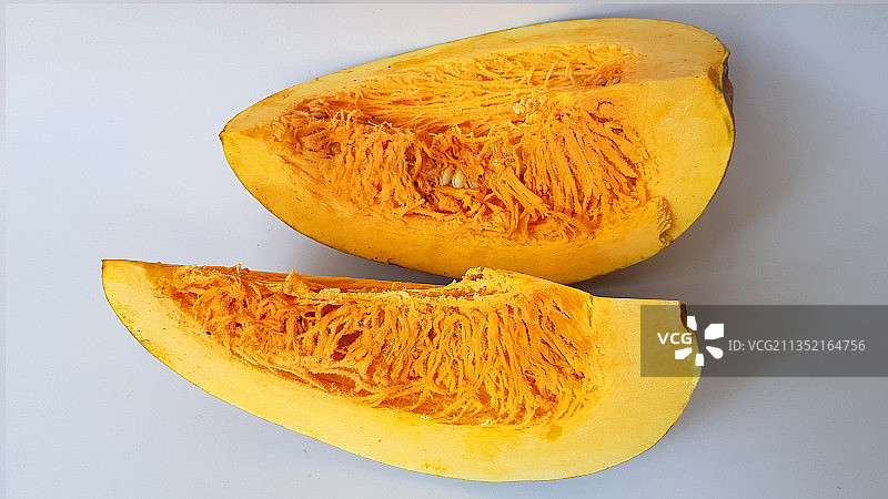 白色背景上的半个木瓜特写，印度尼西亚玛琅图片素材