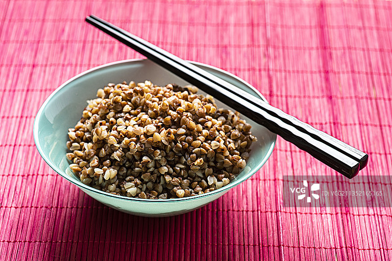 高角度的食物在碗上的桌子图片素材