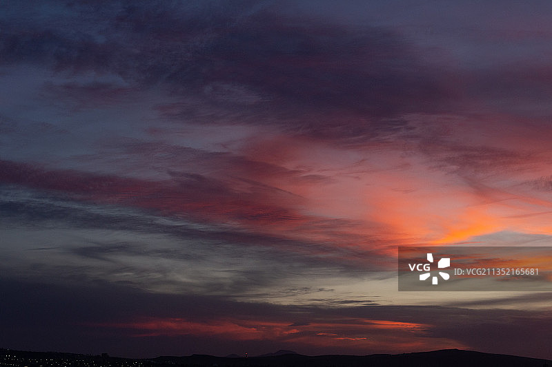 日落时墨西哥戏剧性天空的低角度视图图片素材