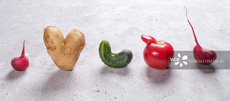 高角度的蔬菜在桌上图片素材