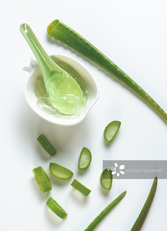 白色背景上的芦荟切片特写图片素材