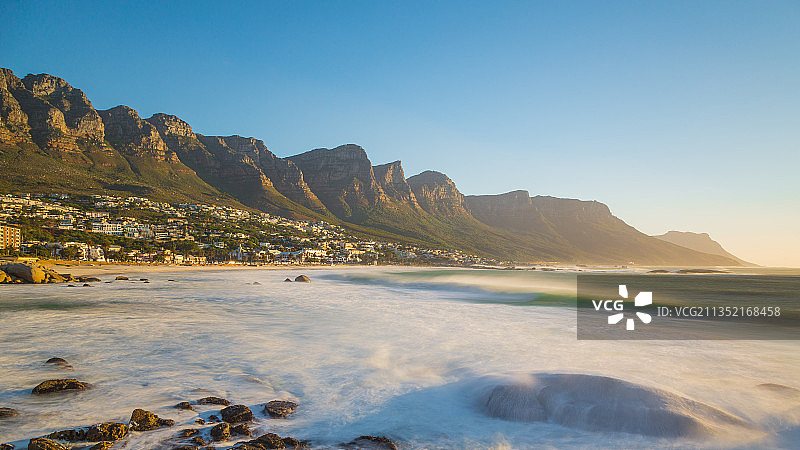 南非开普敦的晴空下，大海和山脉的风景图片素材