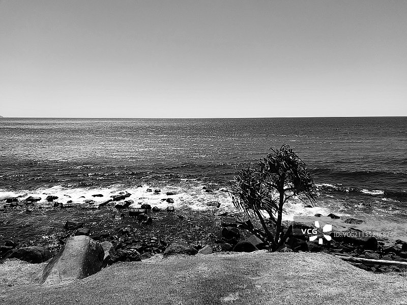 湛蓝天空下的海景图片素材