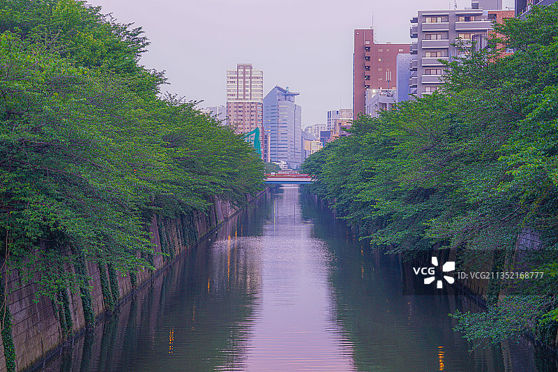 天空中树木环绕的河流风景图片素材