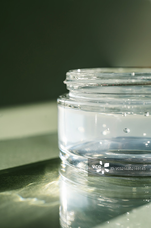 桌子上的玻璃罐特写图片素材