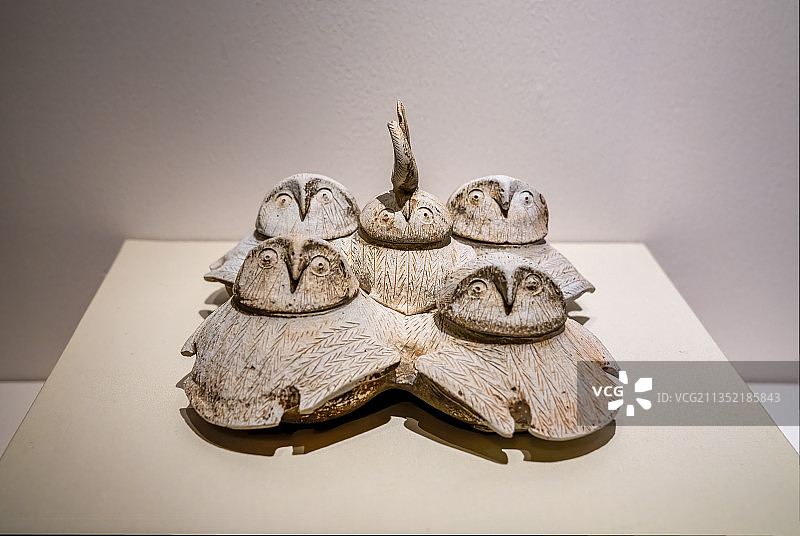 东汉陶鸮形五联罐图片素材