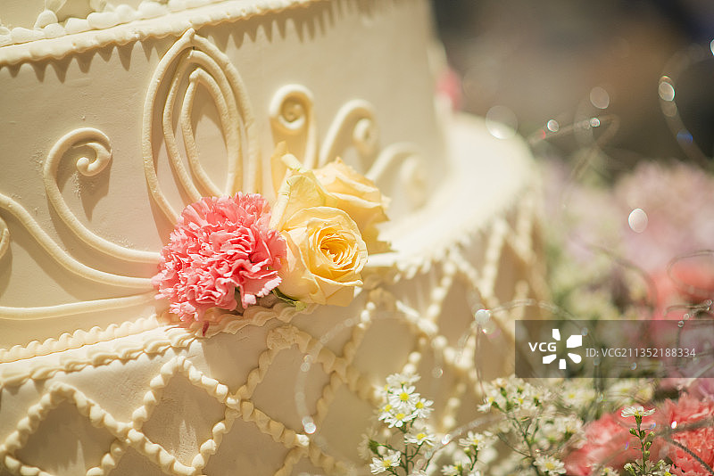 桌子上的婚礼蛋糕特写图片素材