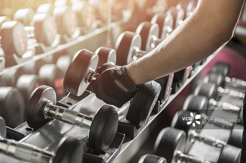 健身房哑铃架上的哑铃特写图片素材