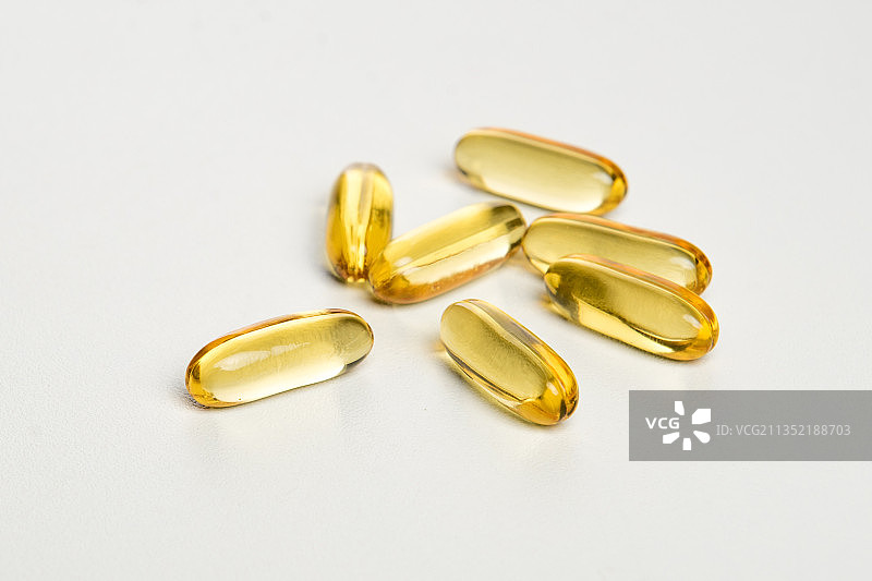 白色背景上的胶囊特写图片素材