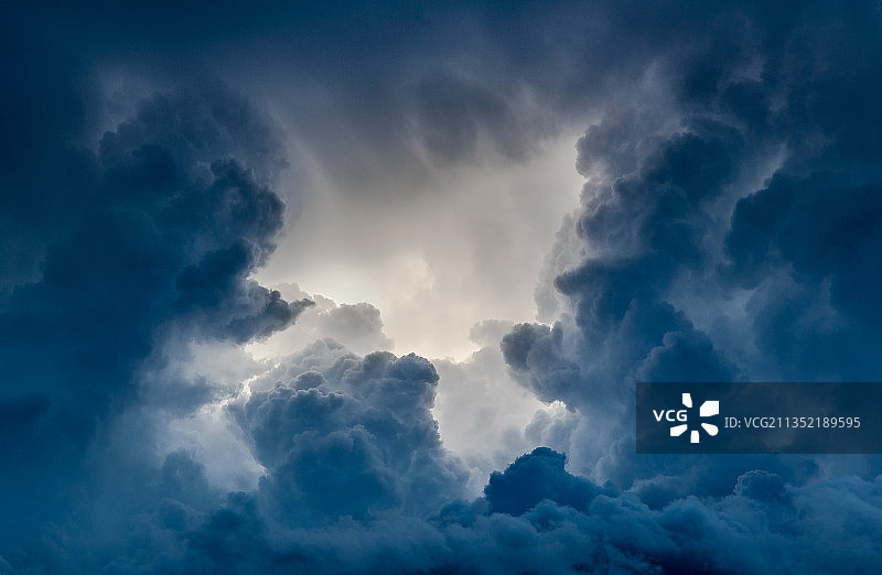 波兰上空的低角度暴风云图片素材