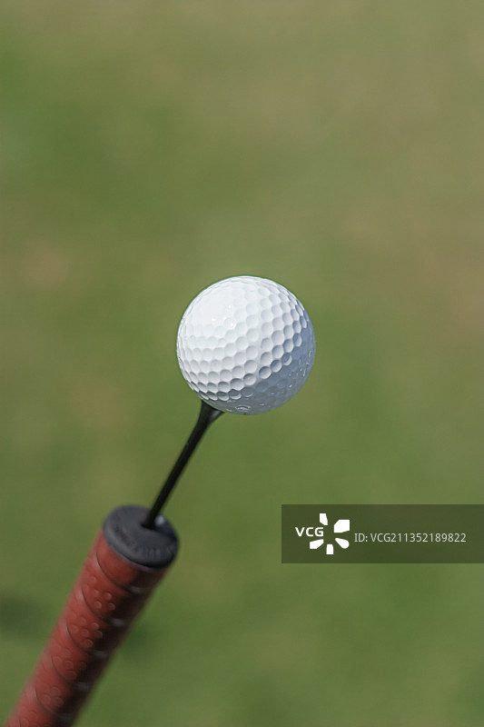 高尔夫球场上的高尔夫球特写图片素材