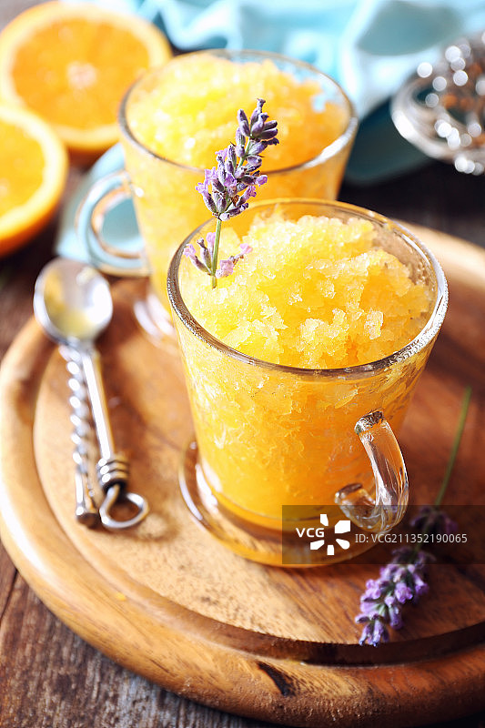 桌上饮料的特写镜头图片素材