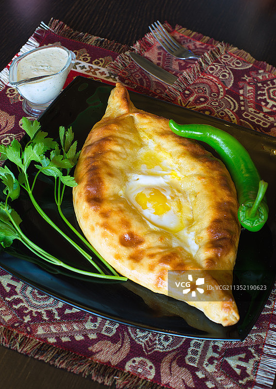 高角度的食物在盘子上的桌子图片素材