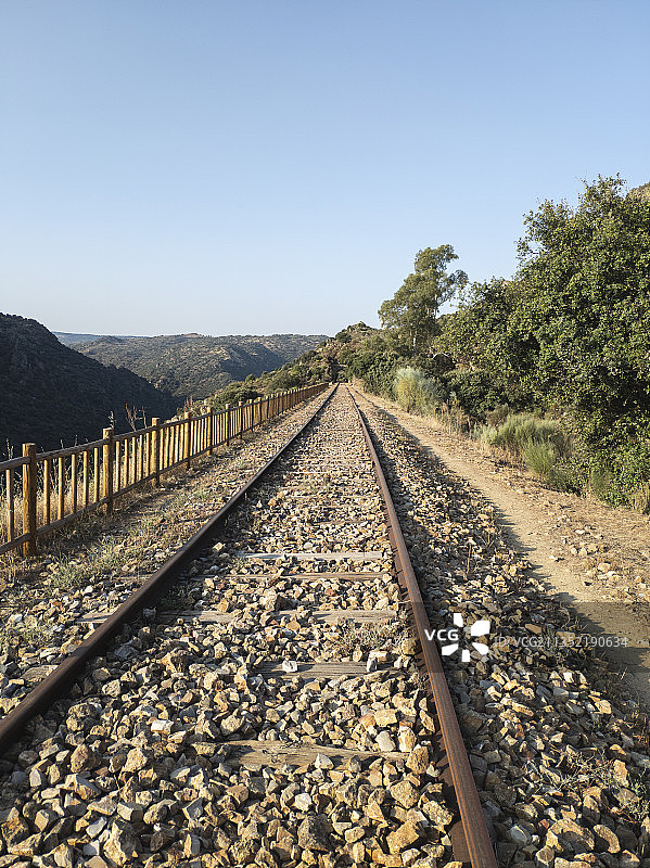 晴空下的铁轨景色图片素材