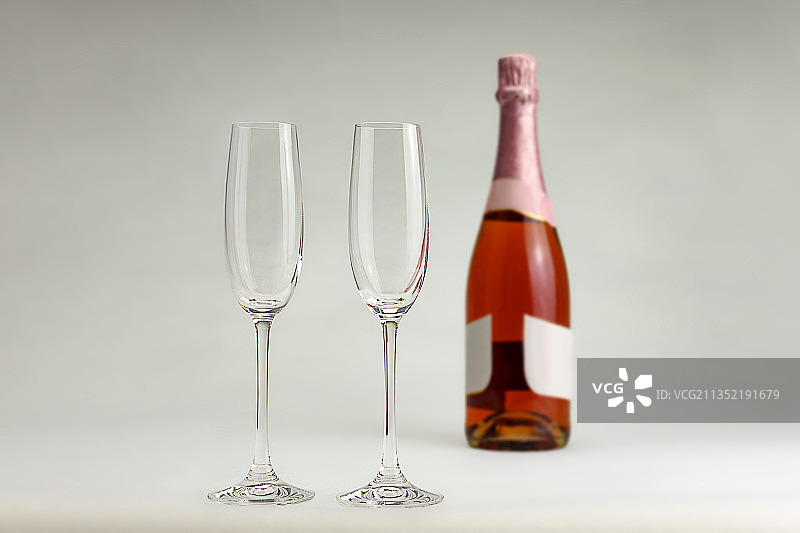 爱尔兰金塞尔白色背景餐桌上的葡萄酒杯特写图片素材