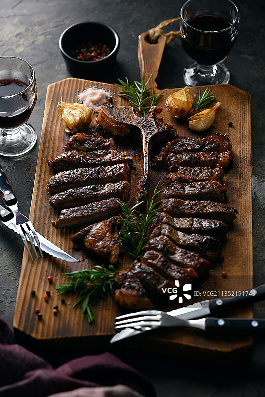 桌子上肉类的高角度视图图片素材