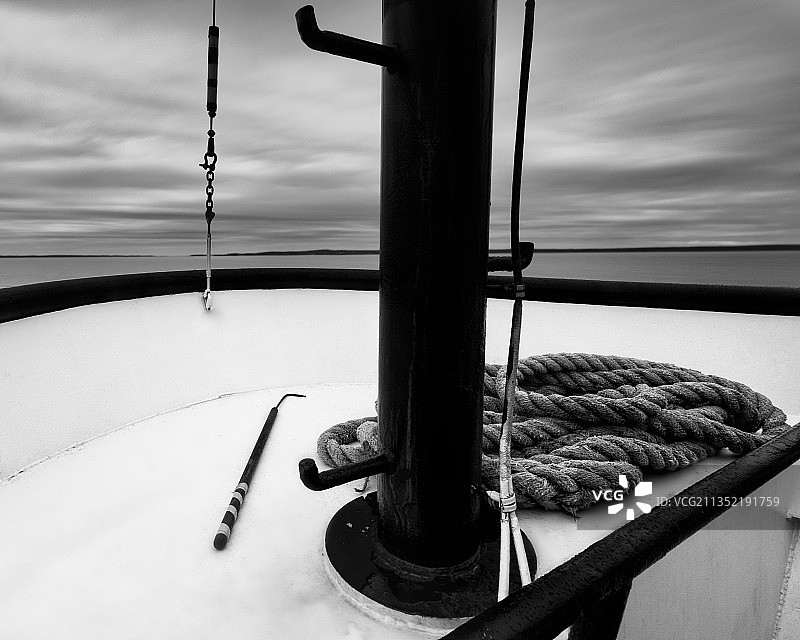 美国伍兹霍尔天空背景下的船上绳索特写图片素材