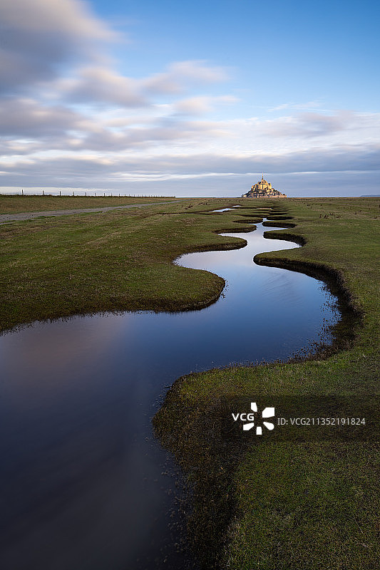 天空映衬下的风景图片素材