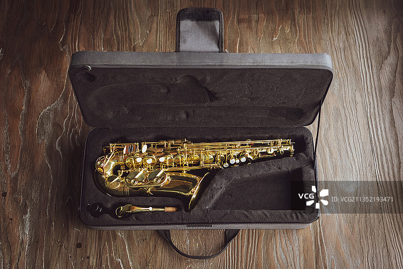 木地板上容器中的萨克斯管图片素材