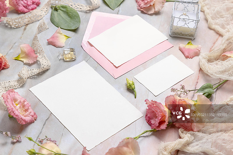 婚礼文具套装与信封，大理石桌面图片素材