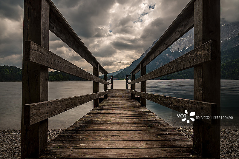 德国格赖瑙海边的空码头图片素材