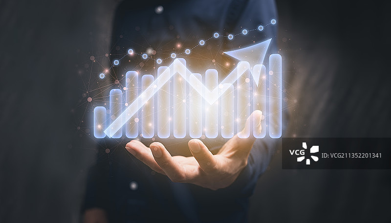 女人手持发光照明设备图片素材