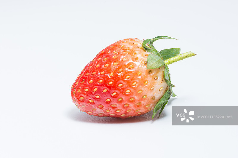 白色背景下的草莓特写图片素材