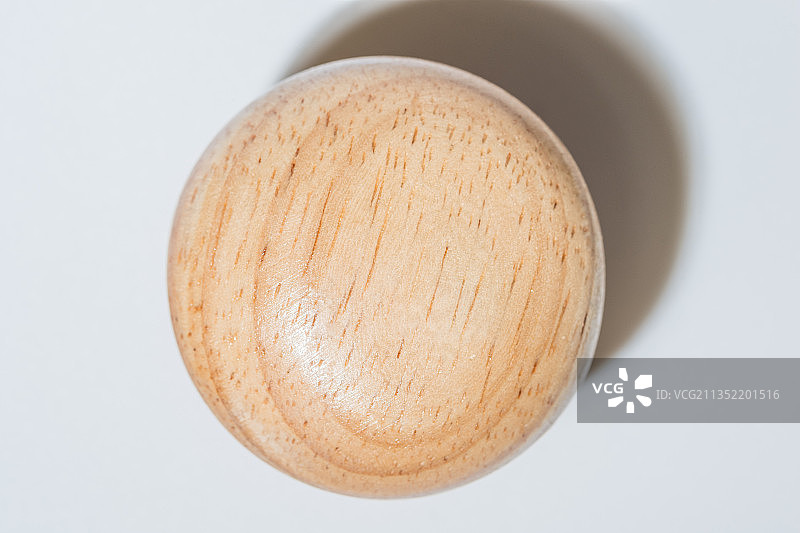 白色背景上的木碗特写图片素材