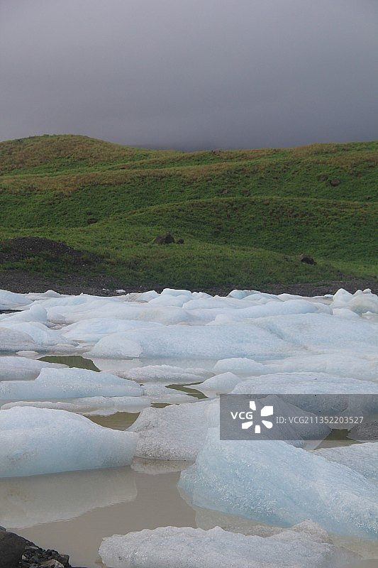 天空映衬下的冰湖风景图片素材
