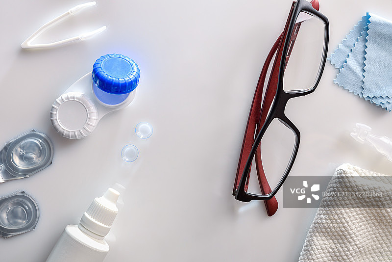 俯视角度拍摄的桌面医疗用品图片素材