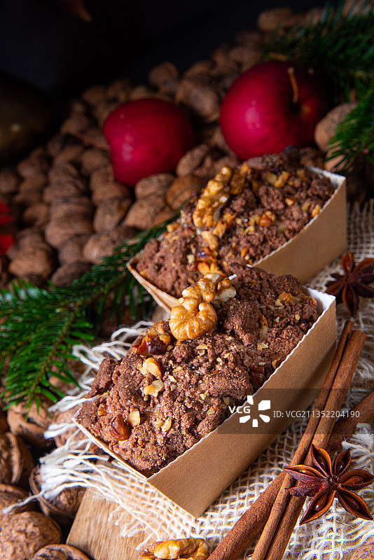 桌子上各种香料的高角度视图图片素材