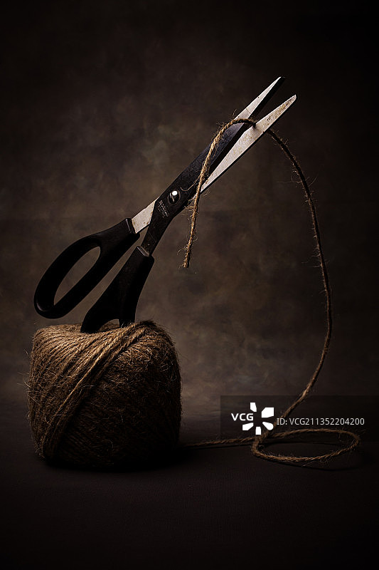 桌子上的剪刀特写图片素材