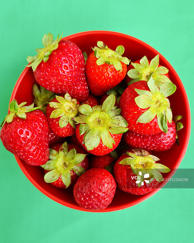 巴西绿色背景碗中草莓的高角度视图图片素材