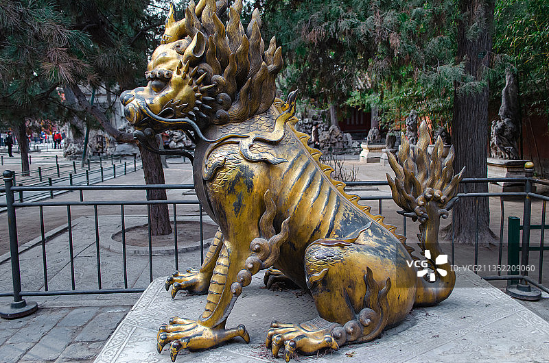 故宫里的铜制麒麟雕塑图片素材