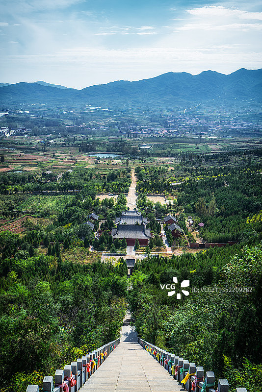航拍山东新泰朝阳洞图片素材