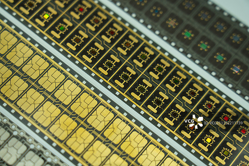 金色的芯片和SIM芯片图片素材