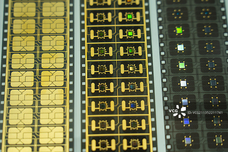 金色的芯片和SIM芯片图片素材