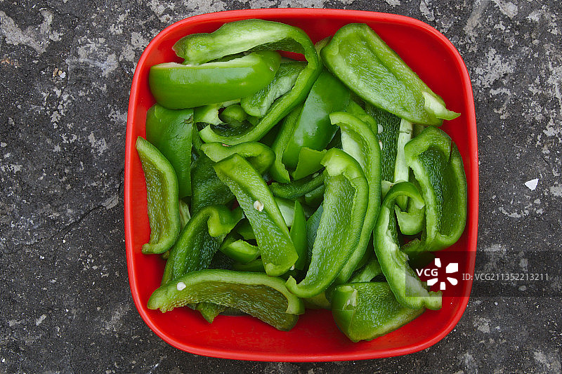 桌上碗里的蔬菜俯视图，印度昌迪加尔图片素材