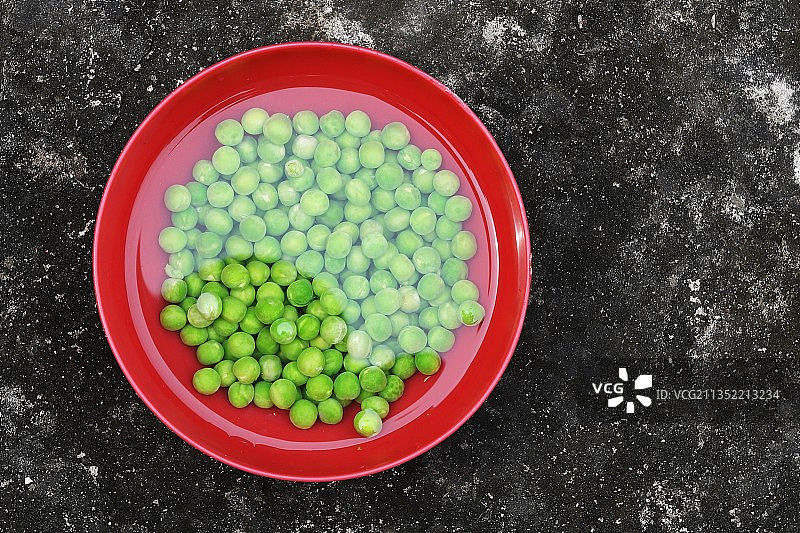印度昌迪加尔的碗装绿豌豆俯视图图片素材