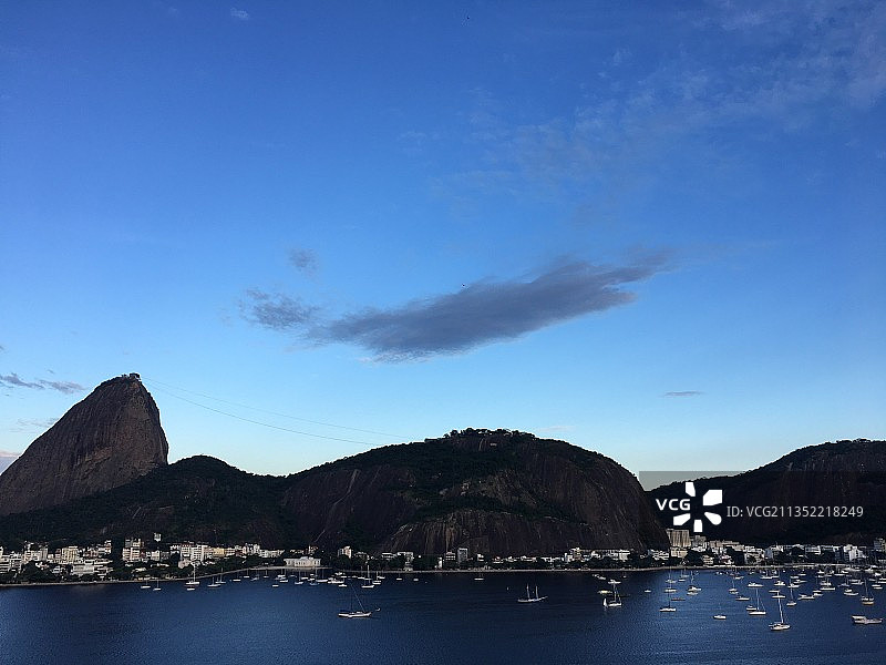 晴朗蓝天下海湾的景色图片素材