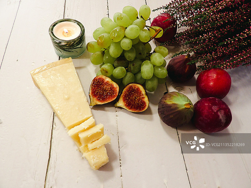 桌子上 Fruits and vegetables 的高角度视图图片素材