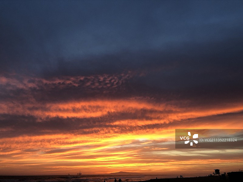 美国加利福尼亚州亨廷顿海滩日落时分的壮丽景色图片素材